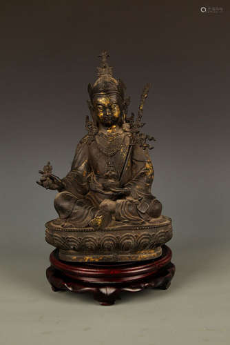 A FINELY CARVED SEATED GUAN YIN BRONZE FIGURE