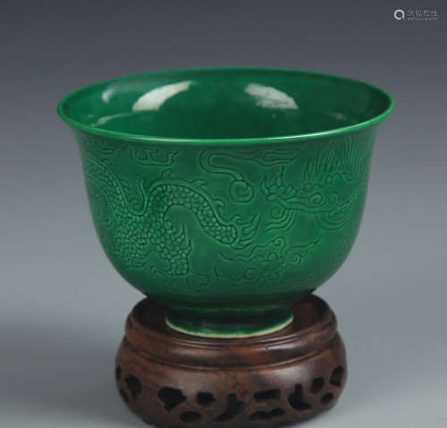 A GREEN COLOR DRAGON CARVING CUP