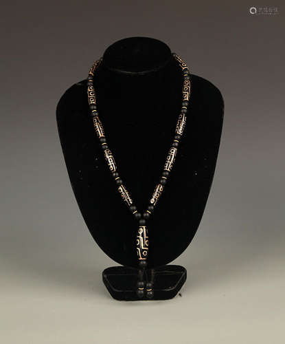 A FINE TIBETAN TIAN ZHU NECKLACE