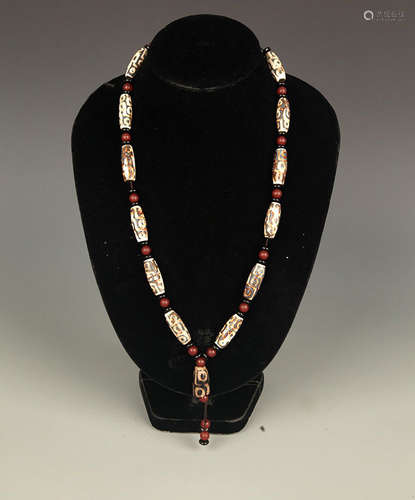 A FINE TIBETAN BUDDHA TIAN ZHU NECKLACE