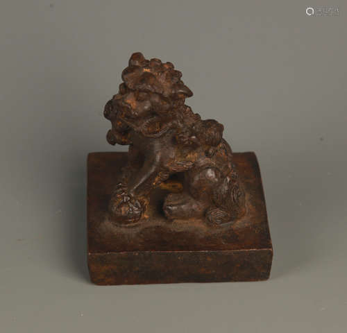 A FINELY CARVED LION FIGURE BRONZE SEAL