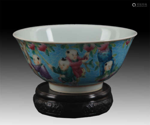 A TURQUOISE GROUND FAMILLE ROSE PORCELAIN BOWL