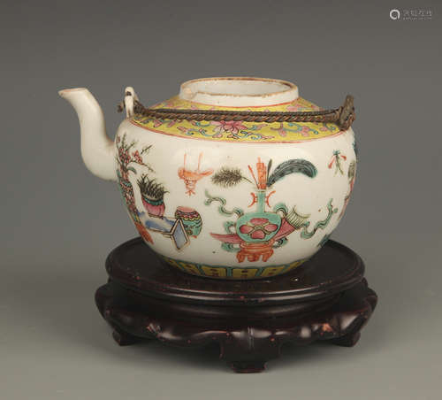 A FINE FAMILLE ROSE PORCELAIN TEA POT