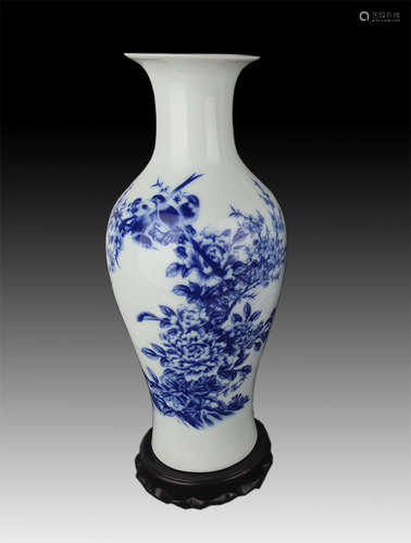 A FINE BLUE AND WHITE FLOWER PORCELAIN VASE