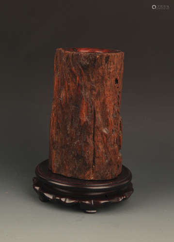 A FINELY CARVED WOOD BRUSH HOLDER