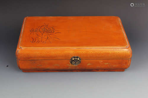 A GILT LACQUERED WOOD JEWELRY BOX