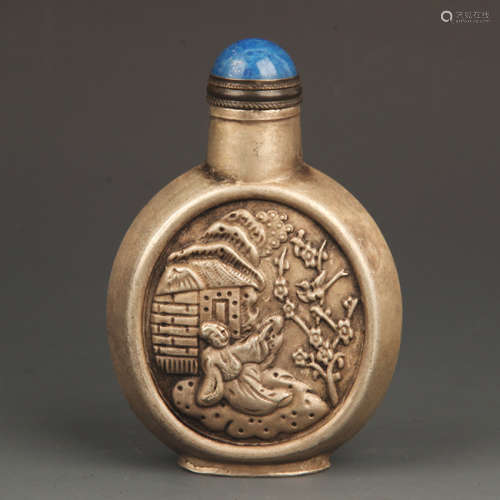 A FINELY CARVED SILVER PLATED SNUFF BOTTLE