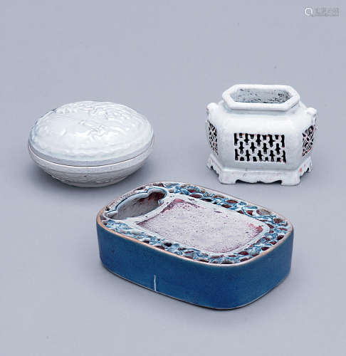 白釉雕瓷松下老仕蓋盒、白釉鏤空鋪首爐 連藍釉鏤空硯台