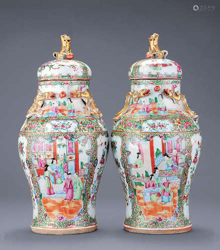 十八世紀 廣彩雕瓷螭龍庭園人物蓋瓶 一對