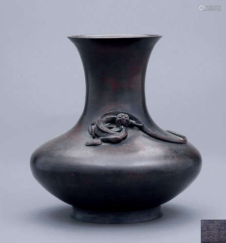 銅雕螭龍紋撇口瓶