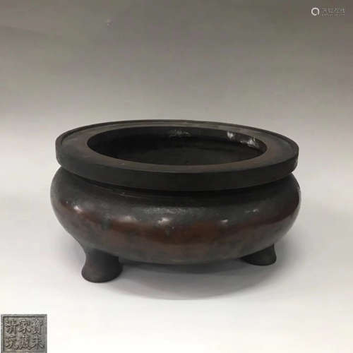 A BRONZE TRIPOD WITH BAOZHU JIACANG QINGWAN MARK