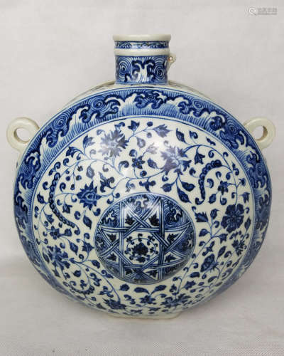 MING DYNASTY, A BLUE AND WHITE VASE