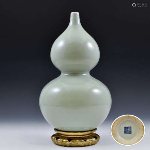TURQUOISE-CELADON DOUBLE GOURD PORCELAIN VASE ON STAND