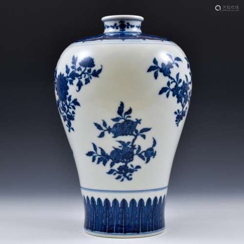 CHINESE BLUE AND WHITE CAMELIA MEIPING VASE