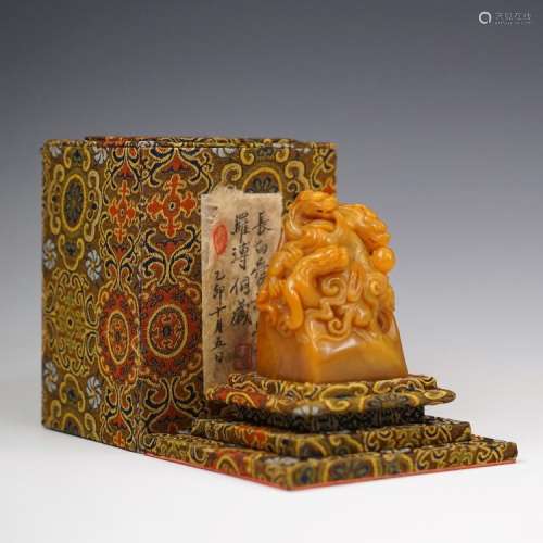 18/19TH C VERY FINE PIXUE CARVED TIANHUANG SEAL IN BOX