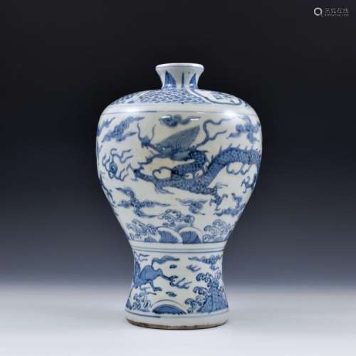 CHINESE MING BLUE & WHITE DRAGON MEIPING VASE