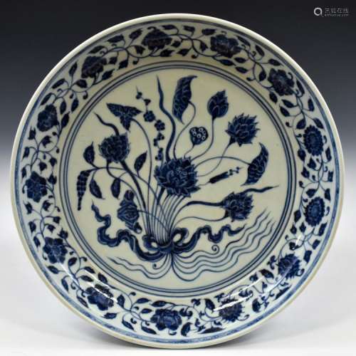 A FINE MING BLUE AND WHITE LOTUS PLATE