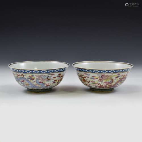 PAIR OF FAMILLE ROSE DRAGON BOWLS