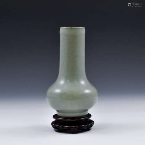 CHINESE SONG CELADON MALLET VASE ON STAND