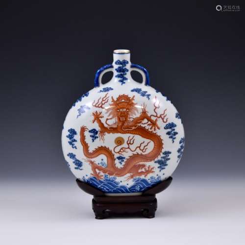 CHINESE RED & BLUE DRAGON PORCELAIN MOON VASE ON STAND