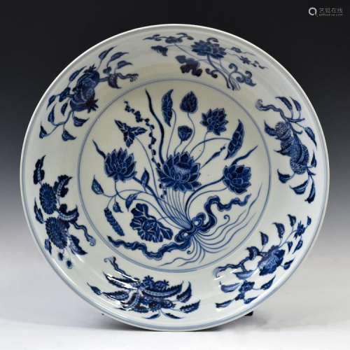 VERY FINE CHINESE MING BLUE AND WHITE LOTUS PLATE