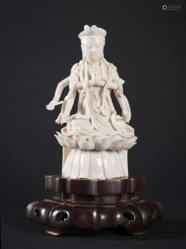 Statuette d'Avalokitesvara en porcelaine…