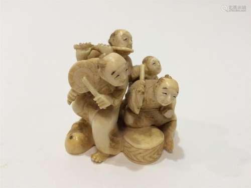 JAPON, netsuké en ivoire sculpté, quatre…