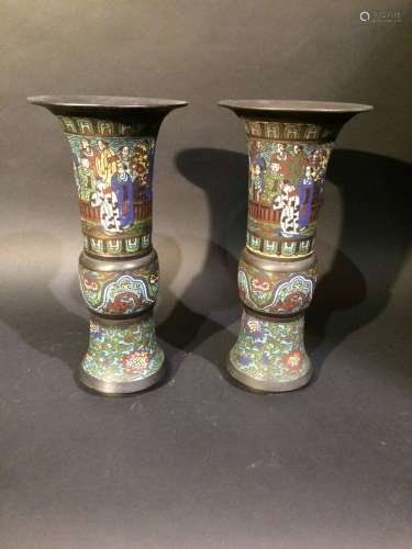 CHINE Paire de vases de forme GU en bronze…