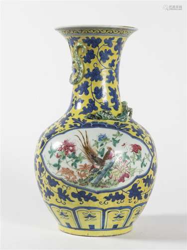 Chine, Vase bouteille en porcelaine à fond…