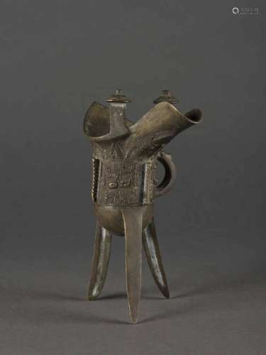 Coupe libatoire en bronze à décor archaïque…