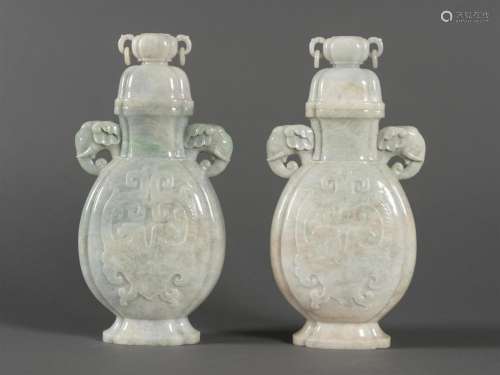 CHINE Paire d'importants vase de forme archaïque…