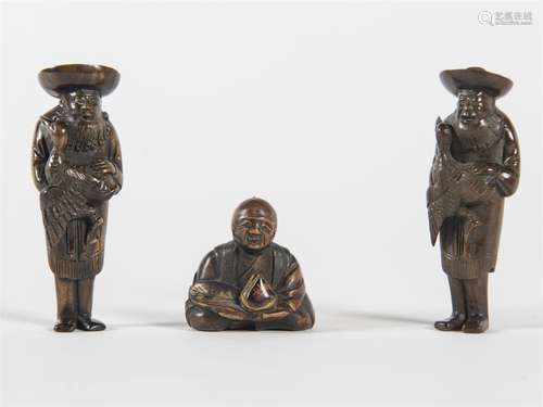 Lot de trois netsuke personnages avec volatiles…