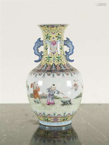 Chine, Vase en porcelaine émaillée famille…