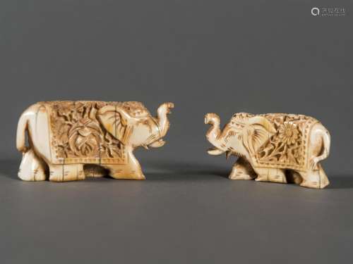 INDE, deux éléphants en ivoire sculpté L…