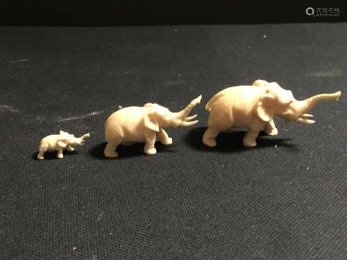 Suite de trois éléphants en ivoire trompe…