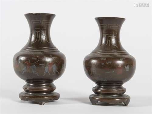 CHINE Paire de vase en bronze à décor en…
