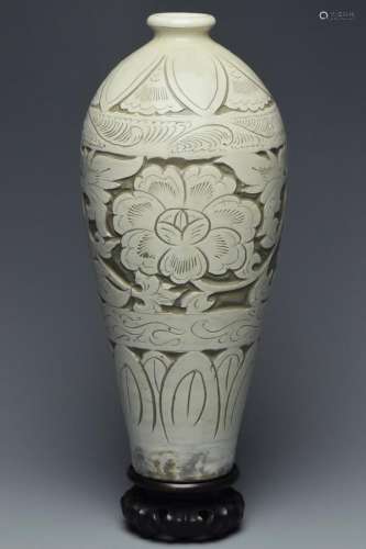 A SONG DYNASTY CIZHOU SGRAFFIATO VASE AND STAND