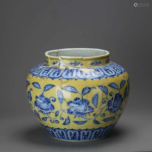 LARGE CHINESE YELLOW GROUND PORCELAIN JAR WITH MIN