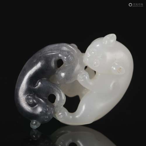 CHINESE BLACK AND WHITE JADE PENDANT OF TWO CATS