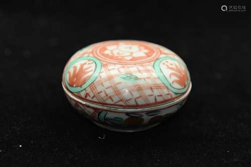 A Chinese Famille Rose Porcelain Box with Cover