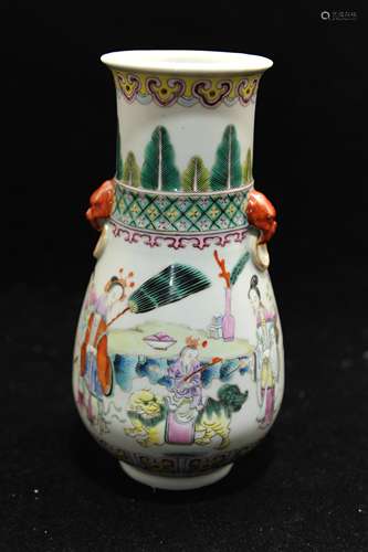 A Chinese Famille Rose Poecelain Vase