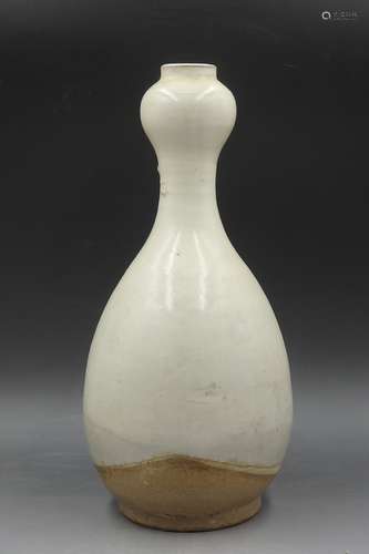 A Chinese White Glazed Porcelain Vase