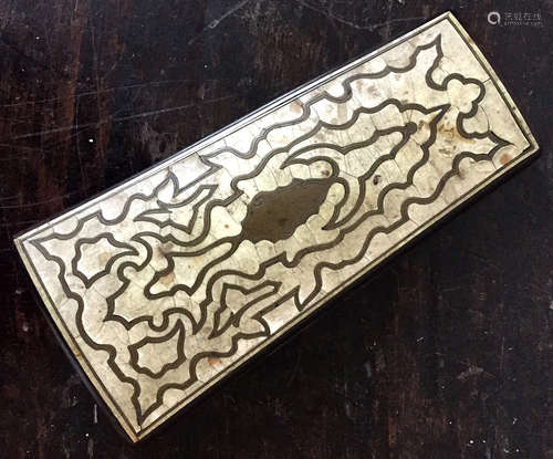 NECESSAIRE A COUTURE en métal doré dans son coffret en bois noirci à marqueterie de corne et filets de laiton. XIXème siècle (en l'état, manque le dé à coudre)