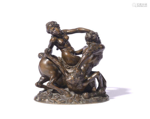 ECOLE FRANCAISE XVIII-XIXème siècle Centaure levant une femme Bronze à patine brune 15 x 13 x 9,5 cm