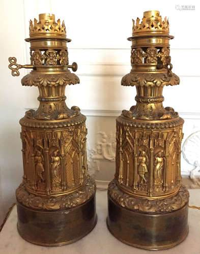 PAIRE DE PIEDS DE LAMPE A PETROLE en laiton ciselé à décor néogothique. XIXème siècle Haut : 32 cm