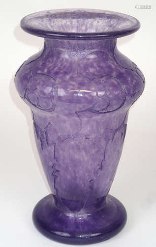 DEGUE Vase balustre sur base circulaire et largement ouvert au col en verre marbré violet à décor en relief de feuillage stylisés  Signé H : 33 cm