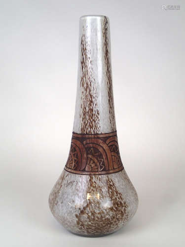 LEGRAS Vase oignon en verre jaspé à décors intercalaires bullés et frise brune dégagée à décor géométrique. Signé Haut : 41 cm  (Chocs)