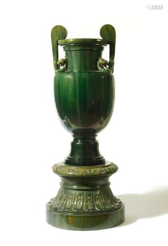 SARREGUEMINES  Grand vase en terre cuite vernissée, reposant sur un socle colonne à cannelures. Hauteur : 128 cm  (quelques accidents)