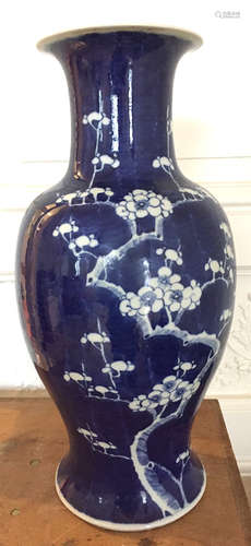 CHINE Vase balustre en porcelaine bleu blanc à décor floral. Epoque Kangxi Haut : 45 cm (percé sous la base, éclats sur le bord)  Expert : Monsieur L'Herrou