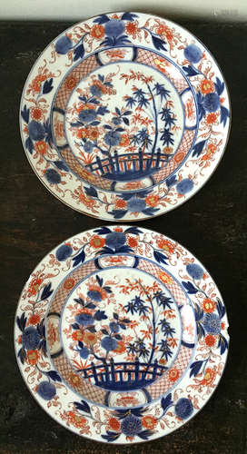 SAMSON Suite de quatre assiettes en porcelaine polychrome dans le gout Imari. XIXème siècle Diam : 23 cm (éclats sur l'une)